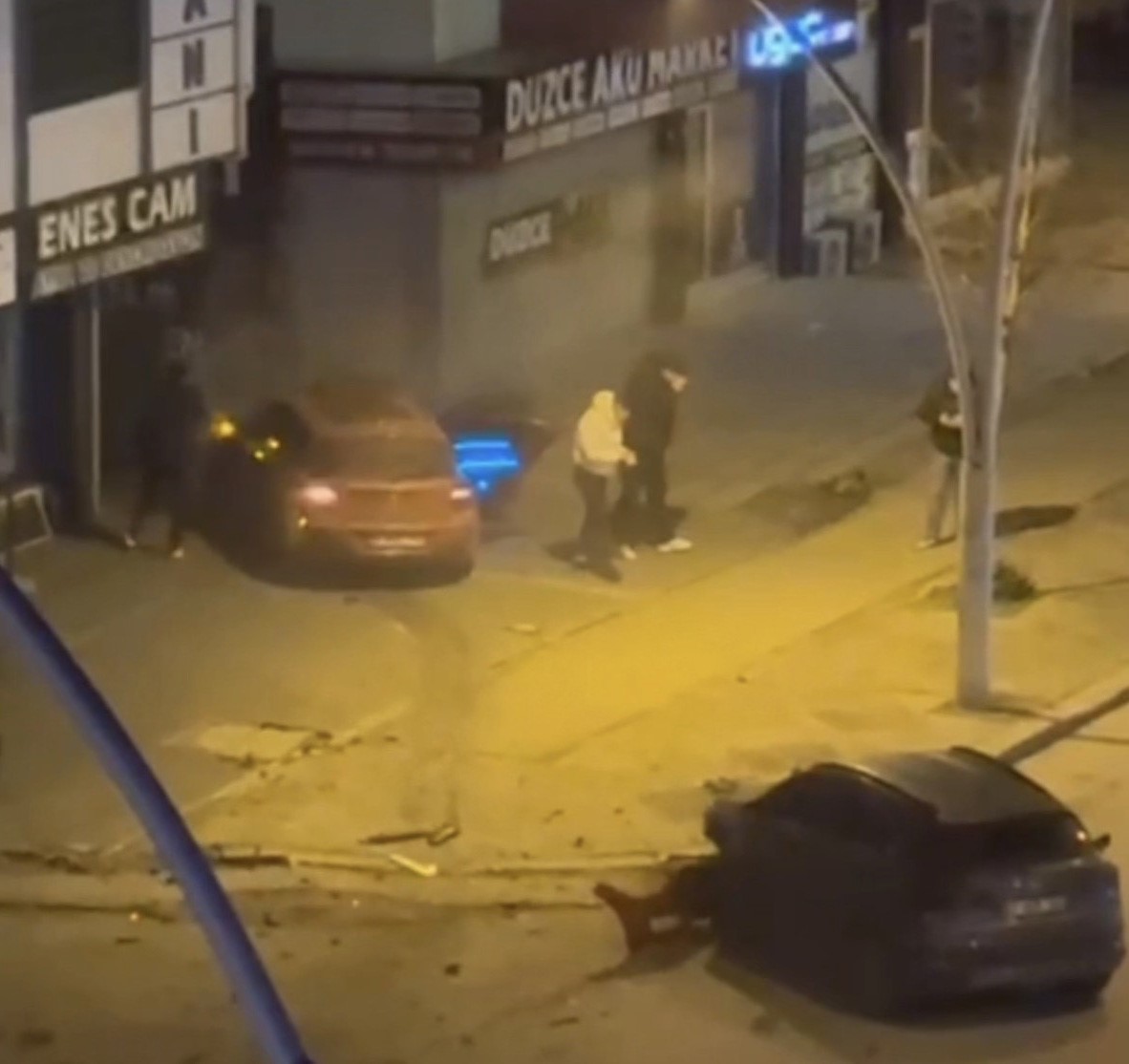 park-halindeki-araca-carpan-otomobildeki-4-kisi-kazayi-yara-almadan-atlatti