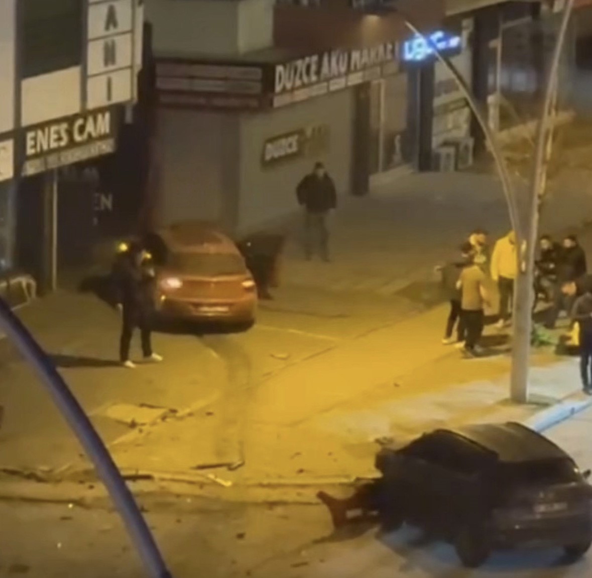 park-halindeki-araca-carpan-otomobildeki-4-kisi-kazayi-yara-almadan-atlatti