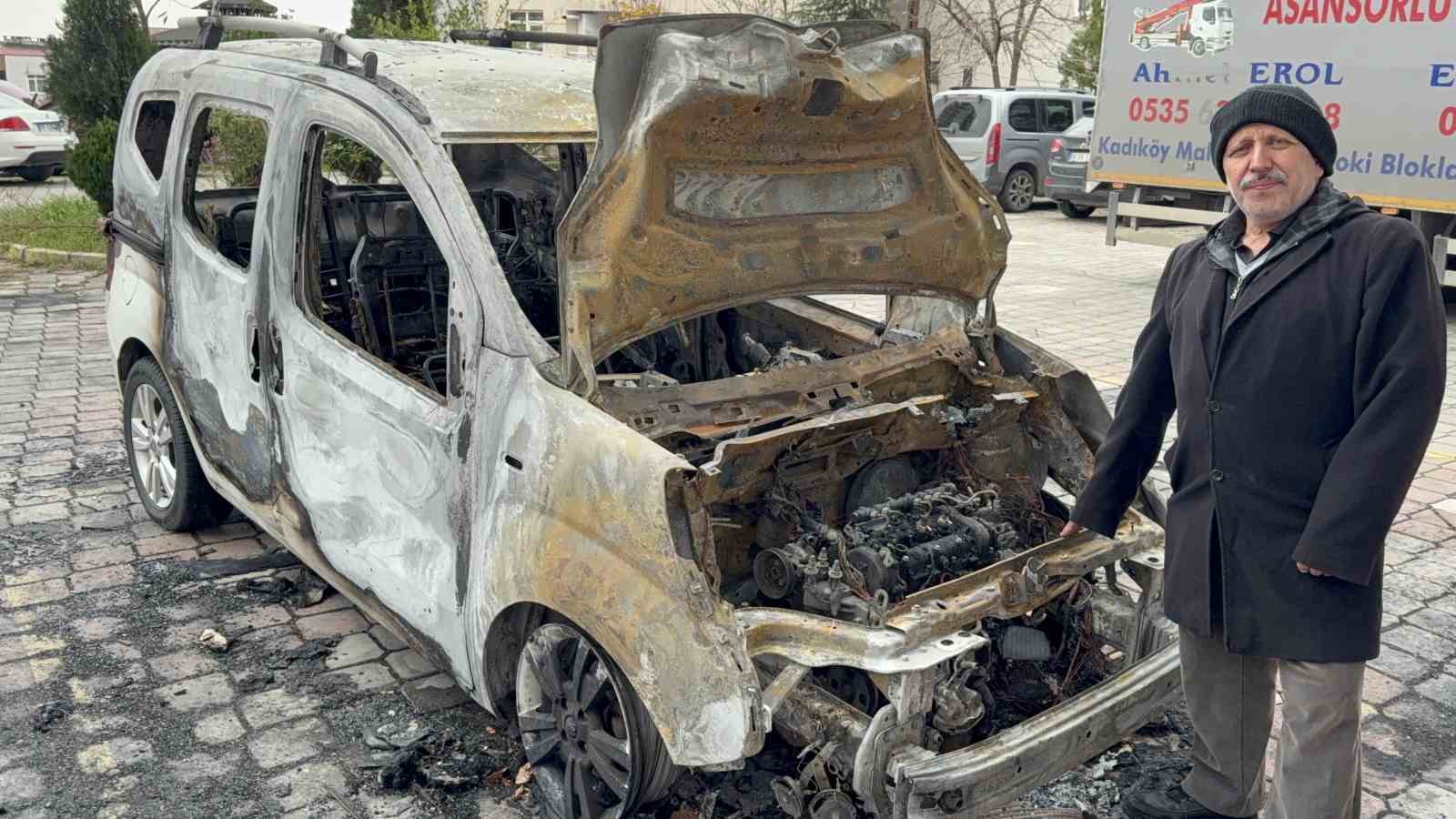 park-halindeki-otomobil-alev-alev-yandi-arac-sahibi-yakanin-bulunmasini-istedi