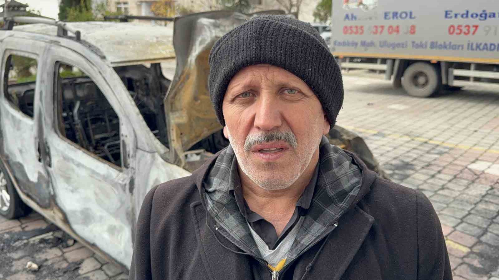 park-halindeki-otomobil-alev-alev-yandi-arac-sahibi-yakanin-bulunmasini-istedi