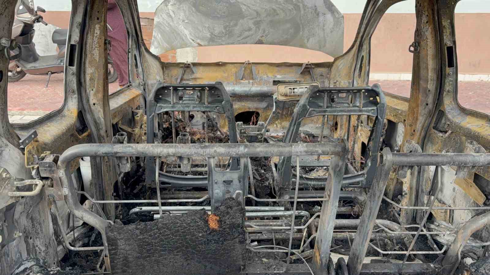 park-halindeki-otomobil-alev-alev-yandi-arac-sahibi-yakanin-bulunmasini-istedi