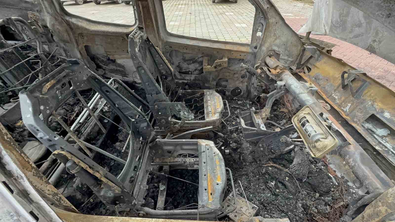 park-halindeki-otomobil-alev-alev-yandi-arac-sahibi-yakanin-bulunmasini-istedi