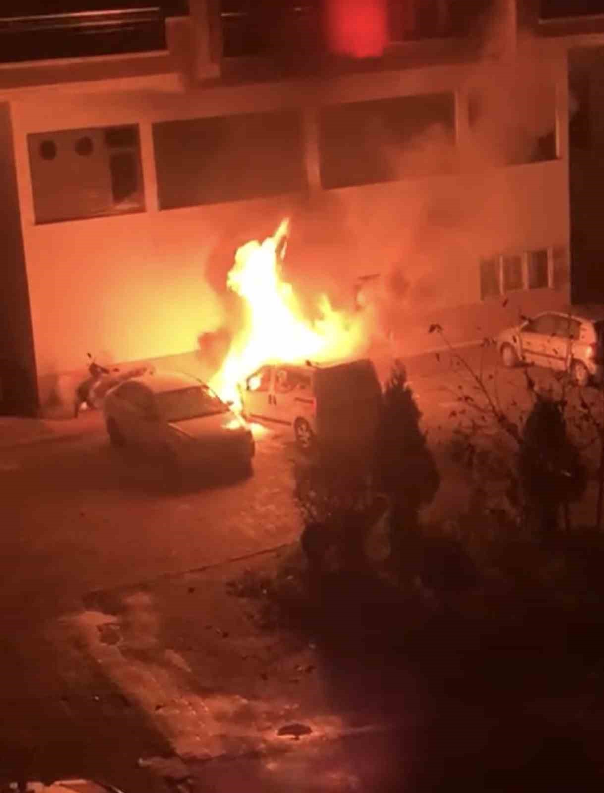 park-halindeki-otomobil-alev-alev-yandi-arac-sahibi-yakanin-bulunmasini-istedi