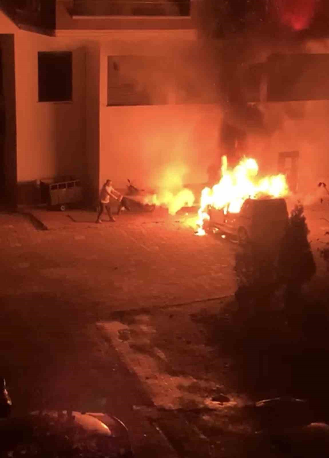 park-halindeki-otomobil-alev-alev-yandi-arac-sahibi-yakanin-bulunmasini-istedi