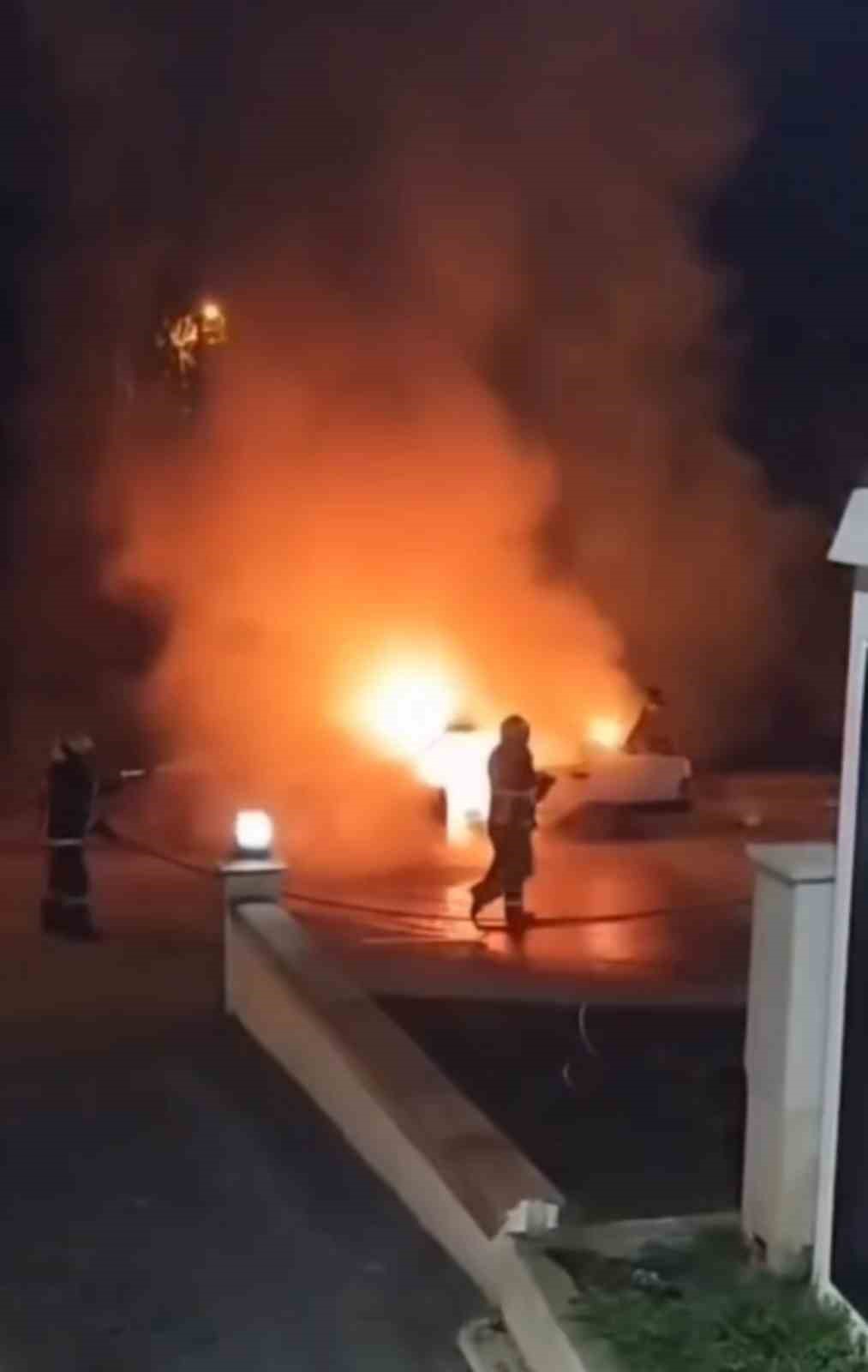 park-halindeki-otomobil-alev-topuna-dondu