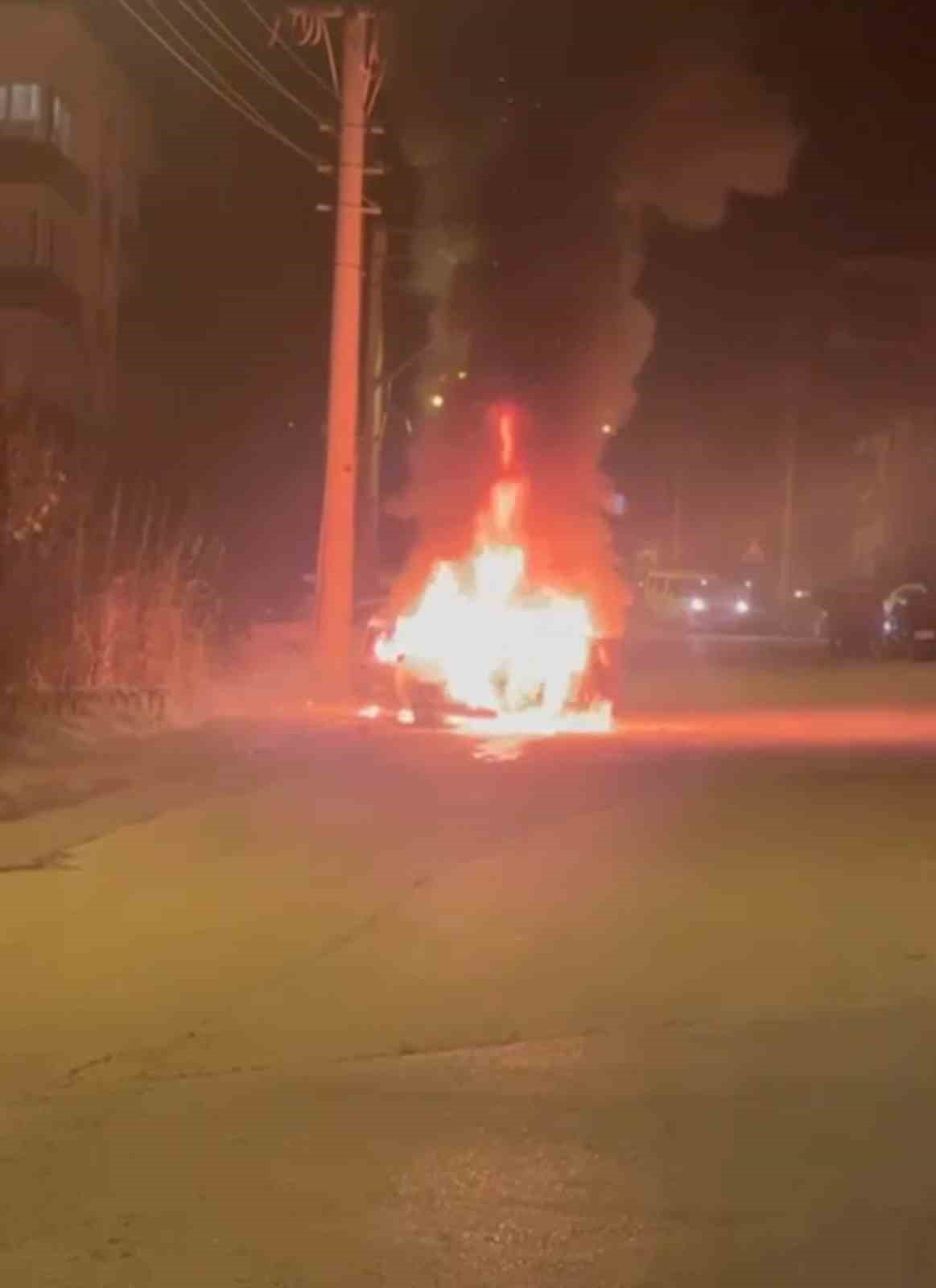 park-halindeki-otomobil-alev-topuna-dondu