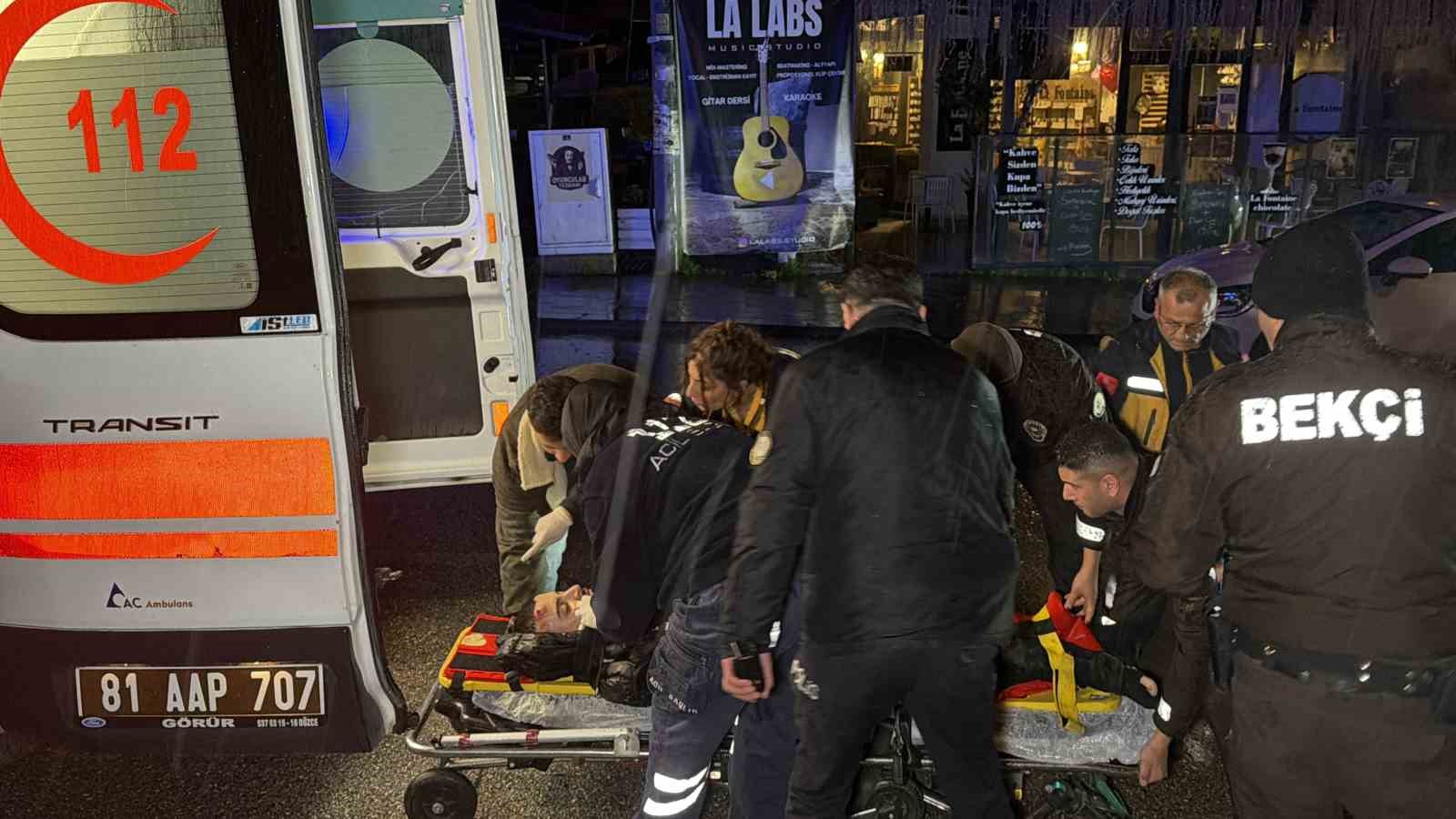 park-halindeki-tira-carpan-motosiklet-surucusu-agir-yaralandi