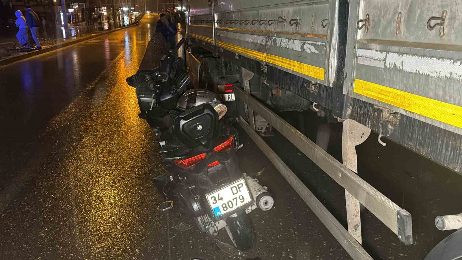 park-halindeki-tira-carpan-motosiklet-surucusu-agir-yaralandi