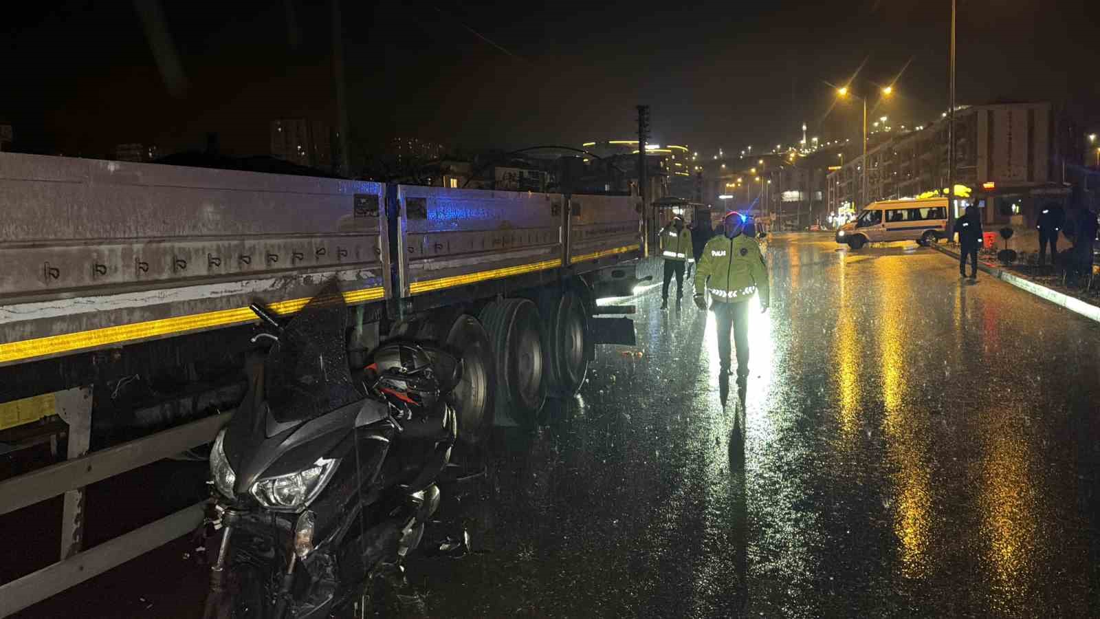 park-halindeki-tira-carpan-motosiklet-surucusu-agir-yaralandi