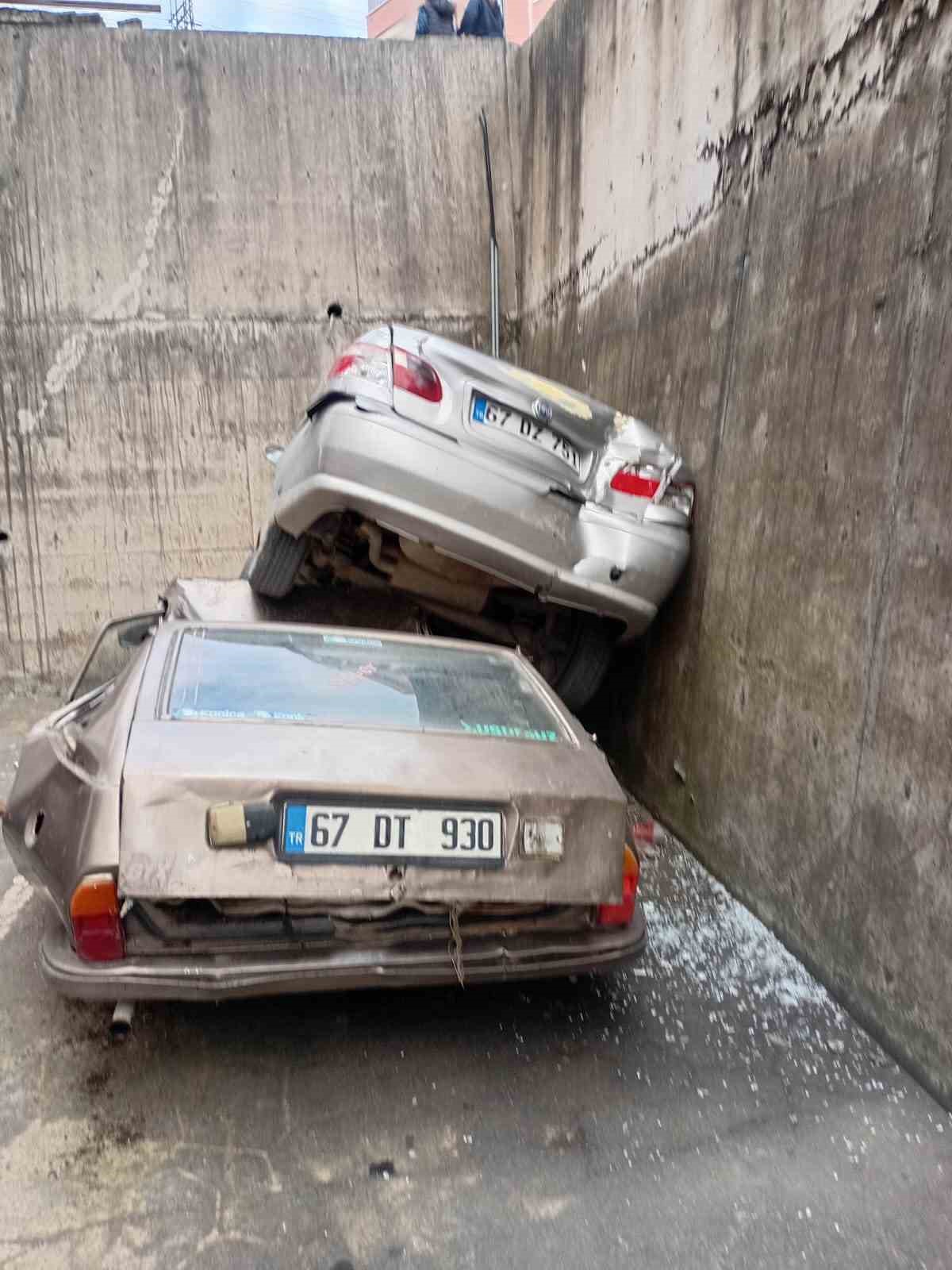 rampada-geriye-kayan-otomobil-8-metreden-duserek-park-halindeki-aracin-uzerine-cikti