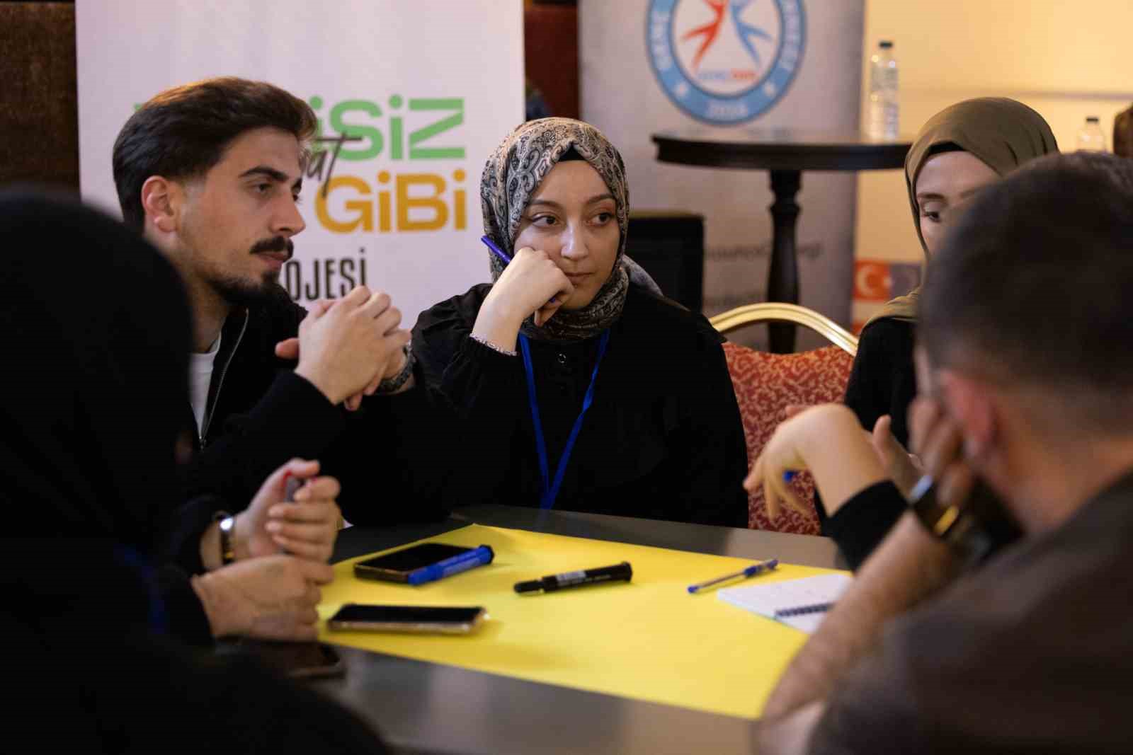 rizede-genclerin-sosyal-medya-bagimliligi-arastiriliyor