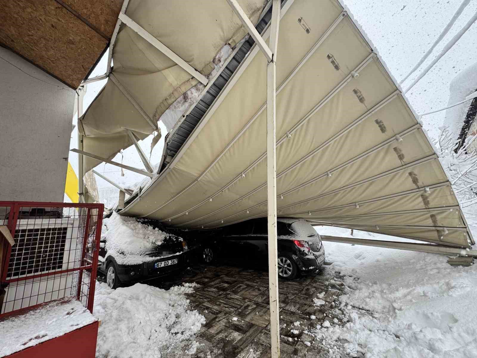 safranboluda-kar-agirligi-garaji-cokertti-3-arac-zarar-gordu