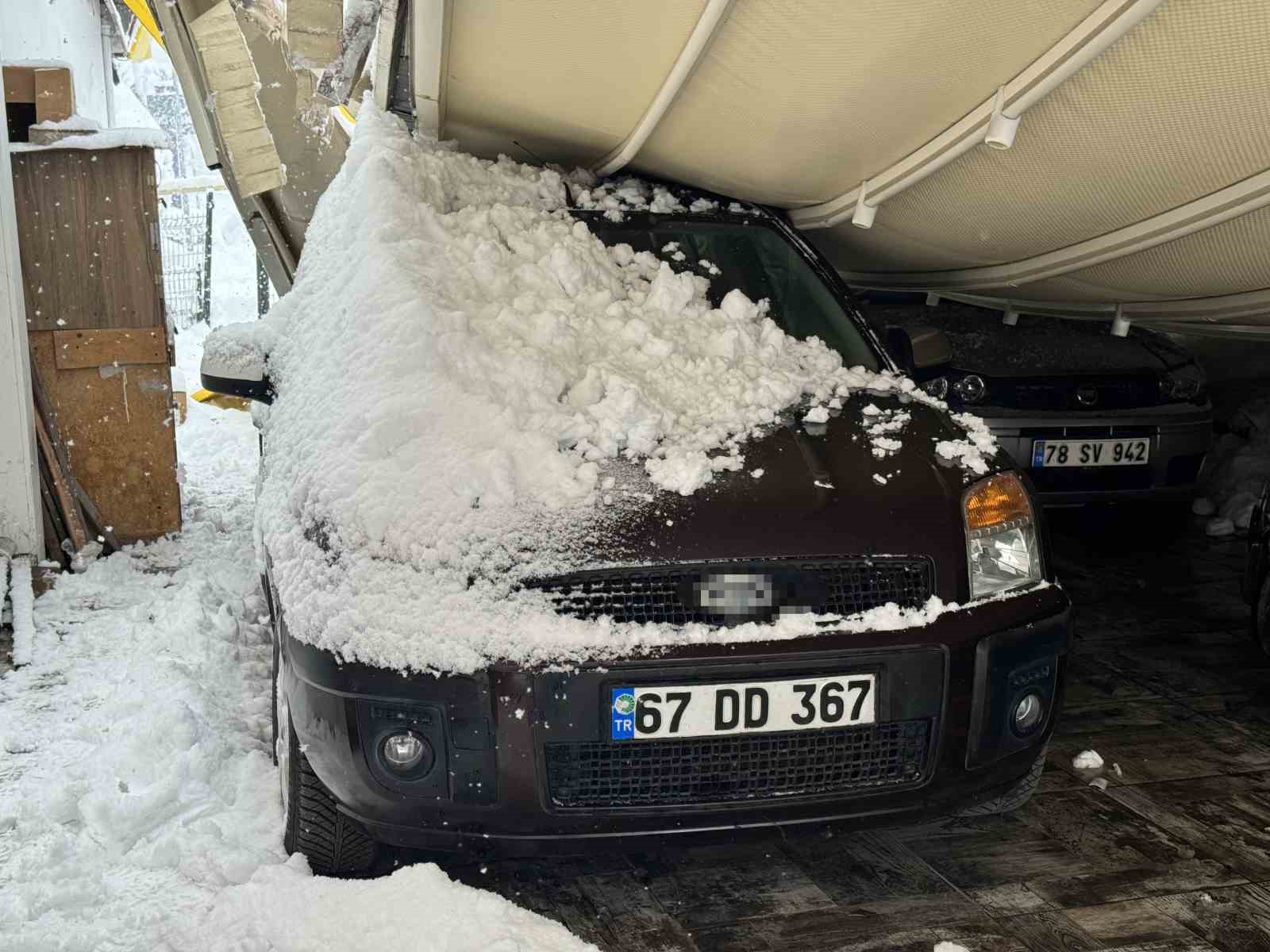 safranboluda-kar-agirligi-garaji-cokertti-3-arac-zarar-gordu