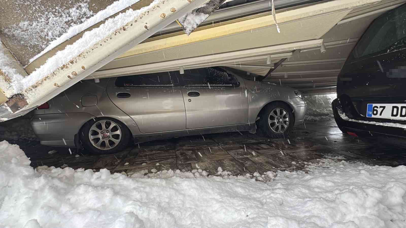 safranboluda-kar-agirligi-garaji-cokertti-3-arac-zarar-gordu