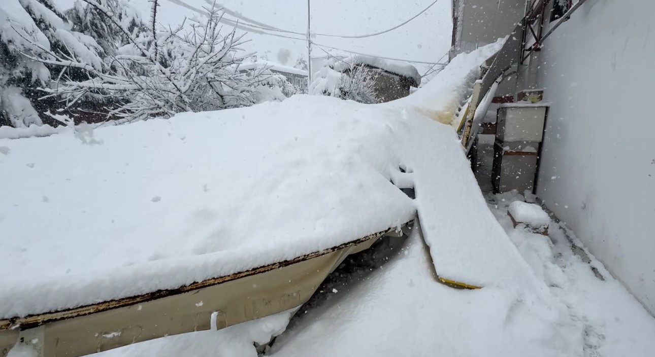 safranboluda-kar-agirligi-garaji-cokertti-3-arac-zarar-gordu