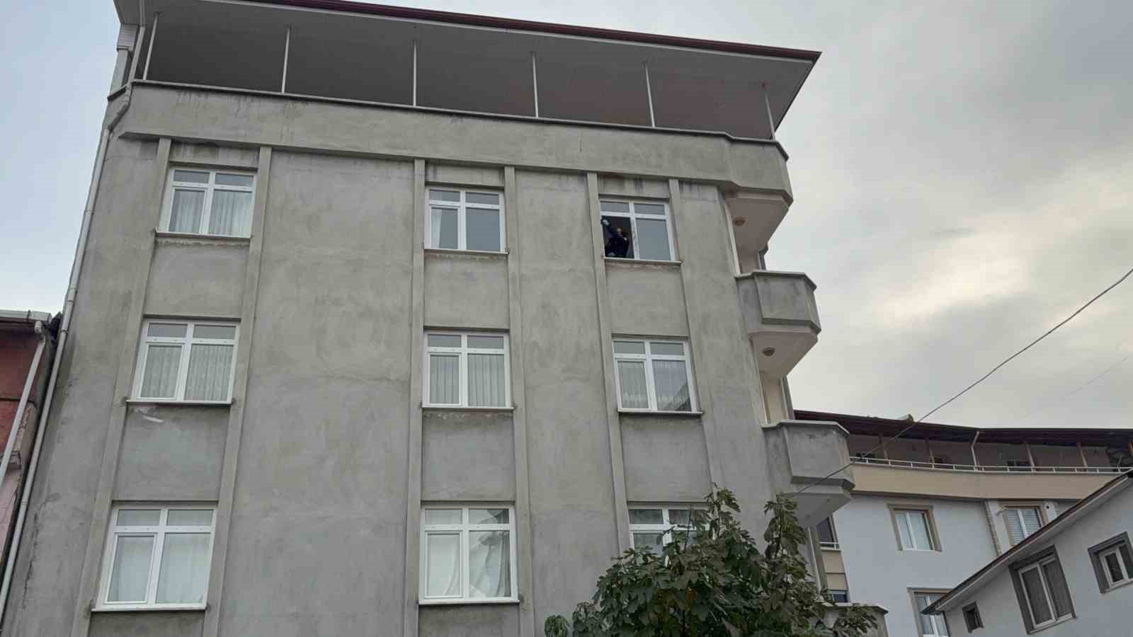 samsunda-3uncu-kattan-dusen-yasli-adami-incir-agaci-kurtardi