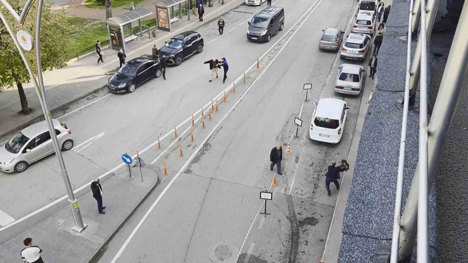 samsunda-iki-yasli-adamin-kavgasini-araya-girenler-onledi