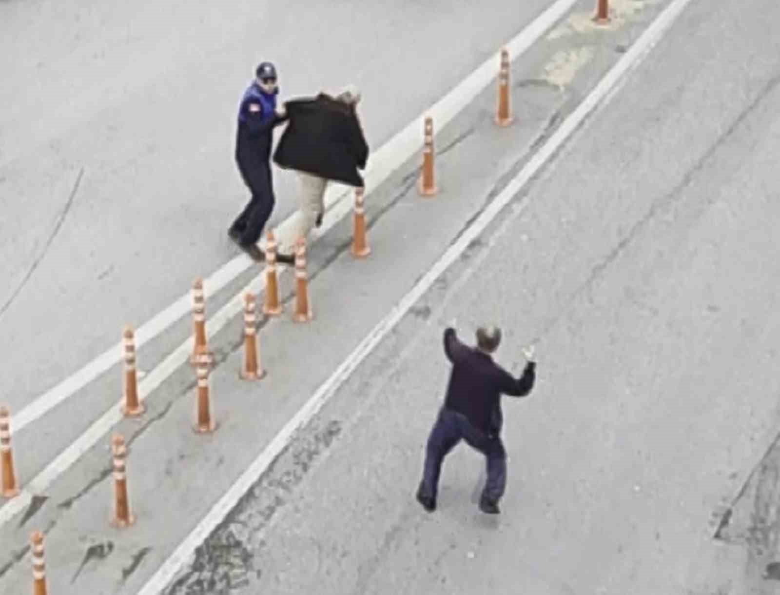 samsunda-iki-yasli-adamin-kavgasini-araya-girenler-onledi