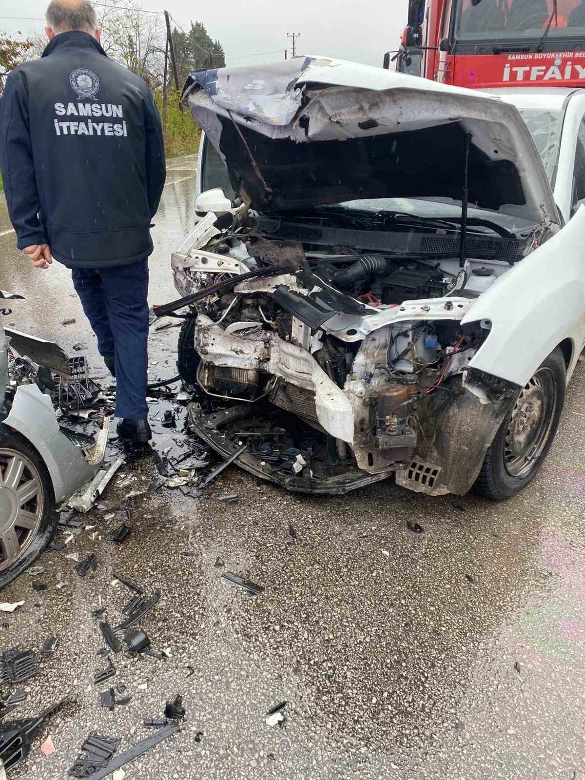 samsunda-uc-aracin-karistigi-kaza-6-yarali