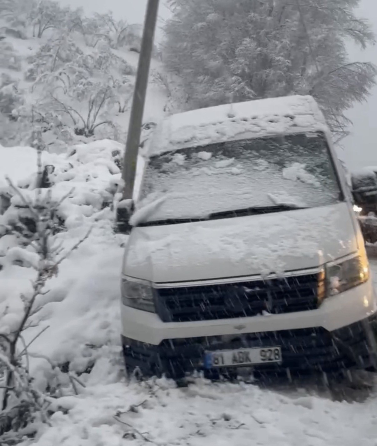 sarampole-kayan-minibusu-off-road-araclari-kurtardi