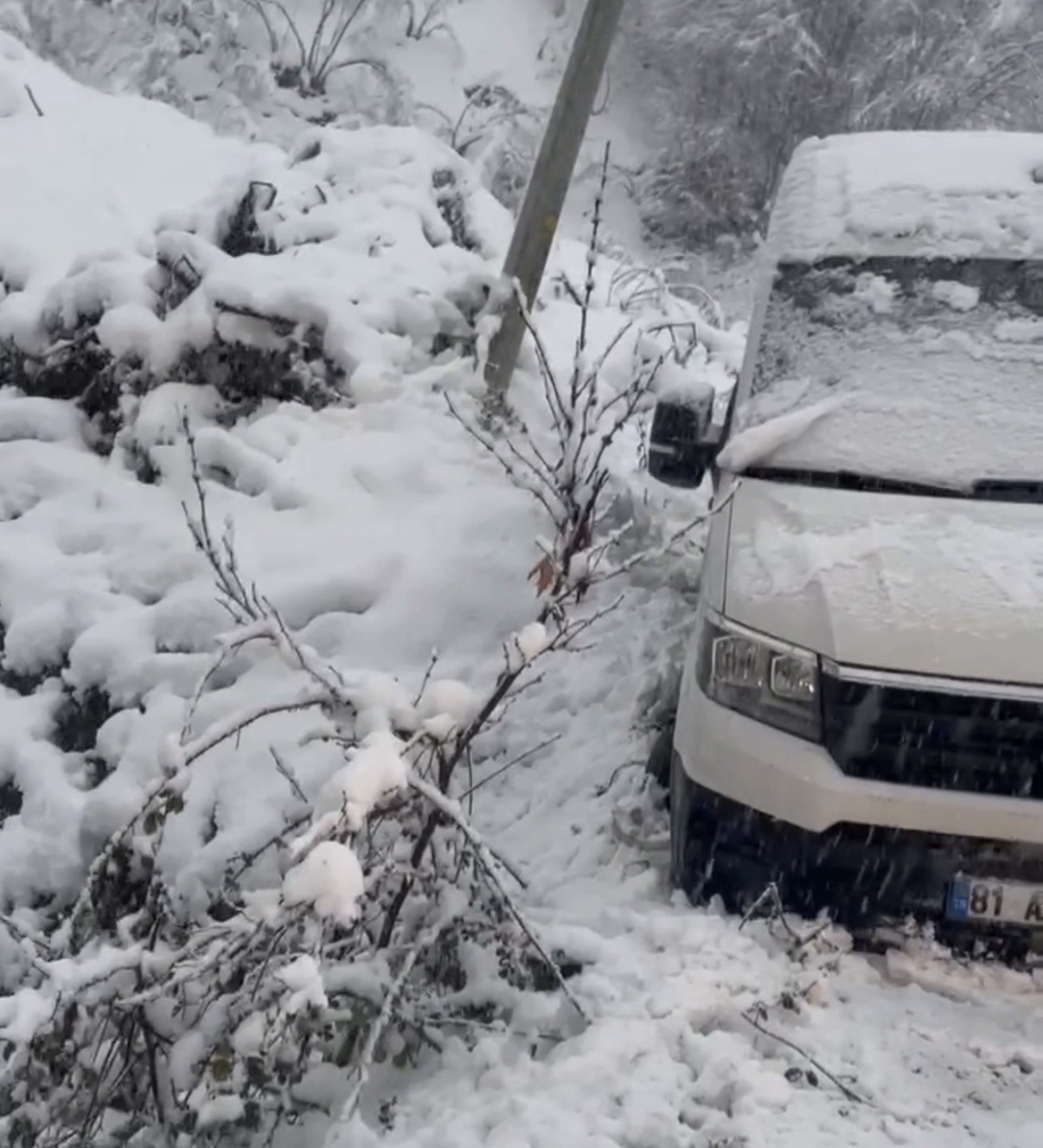sarampole-kayan-minibusu-off-road-araclari-kurtardi