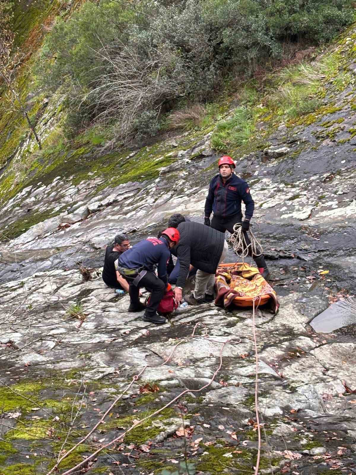 selaleleri-gezmeye-giden-muhtar-30-metre-yukseklikten-duserek-yaralandi