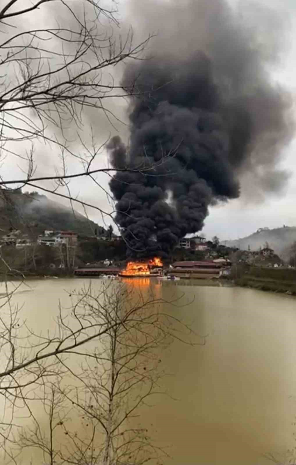 sera-golundeki-turistik-isletmede-yangin