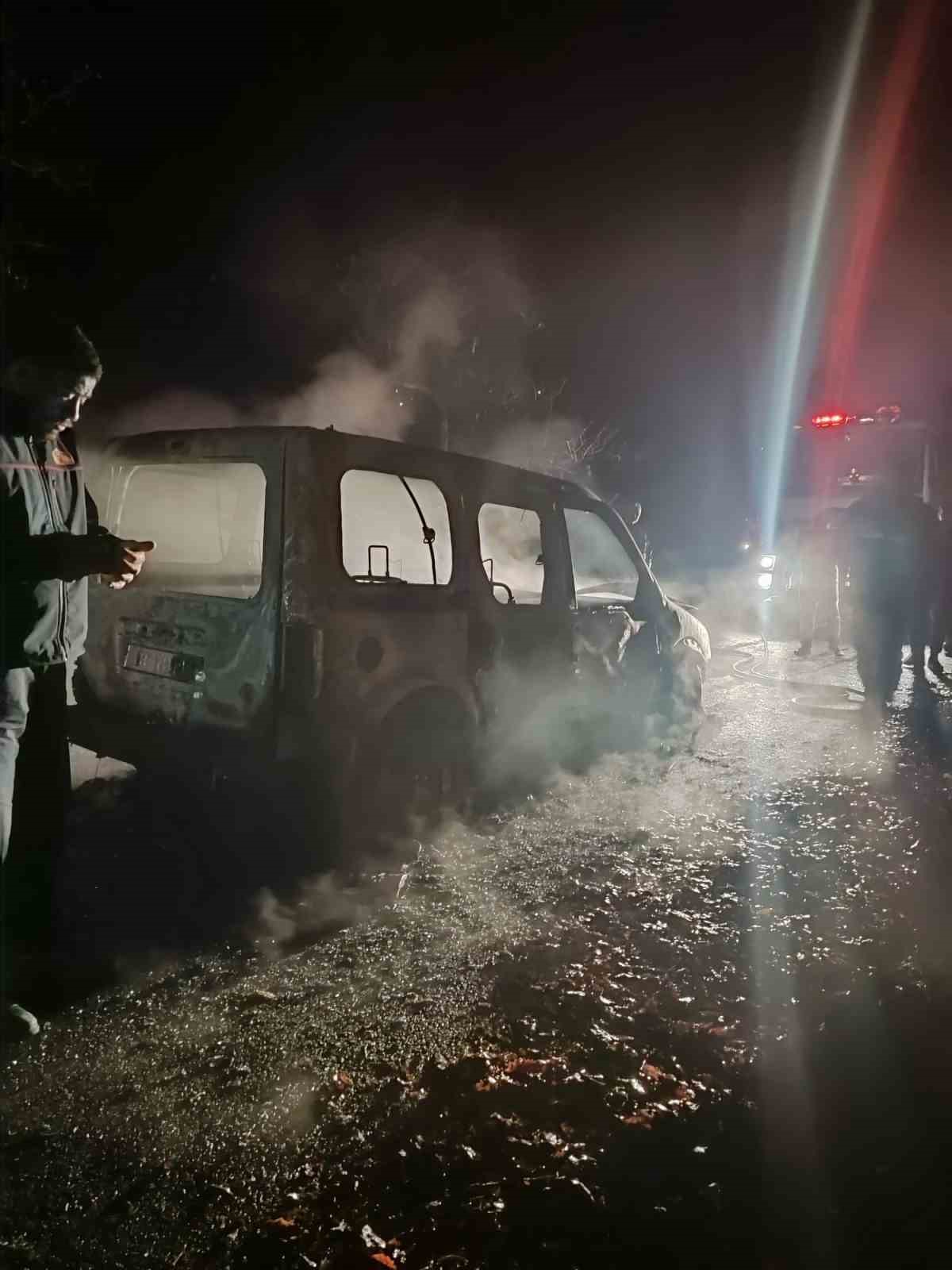 seyir-halindeki-hafif-ticari-arac-alev-topuna-dondu