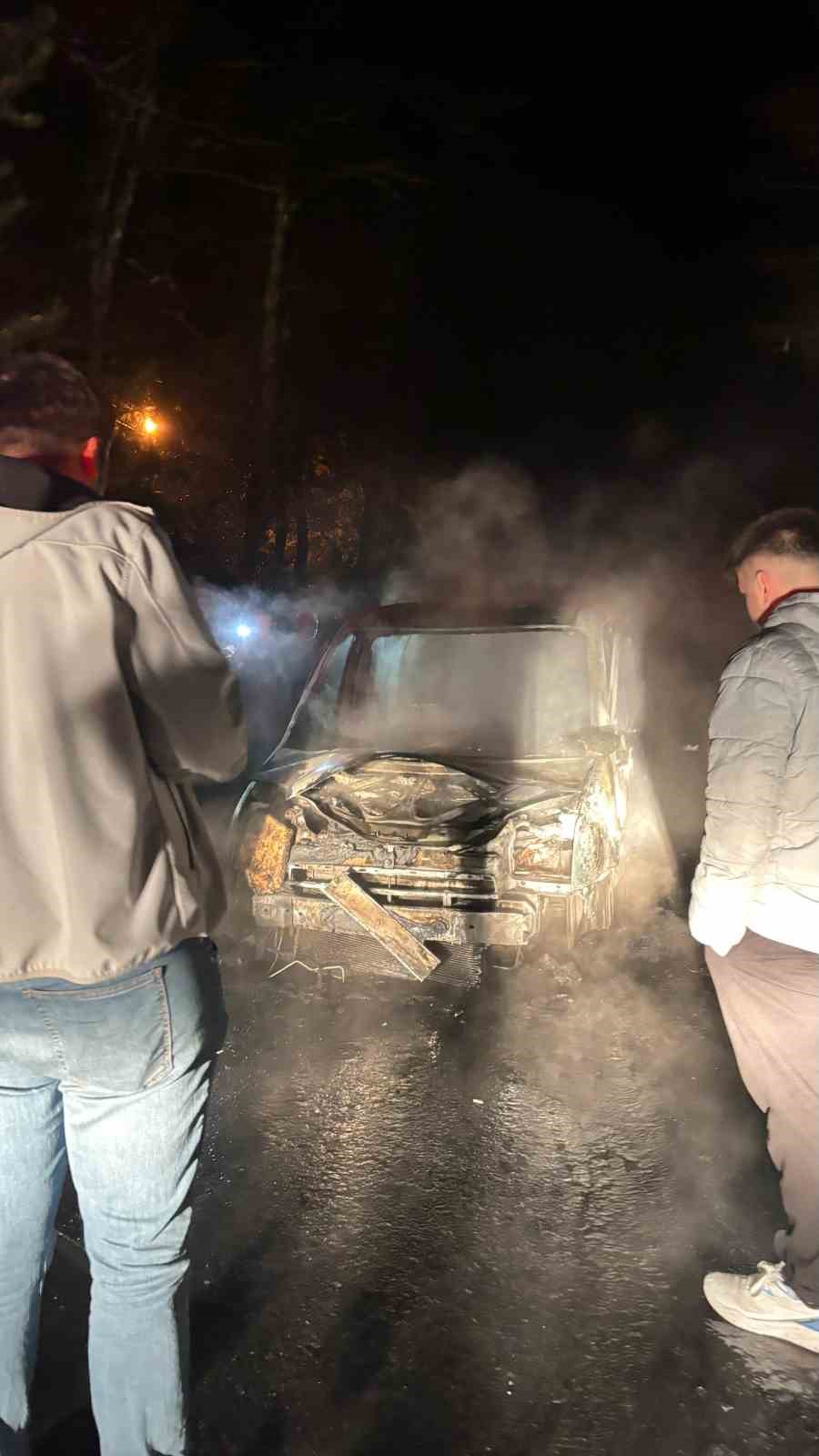 seyir-halindeki-hafif-ticari-arac-alev-topuna-dondu