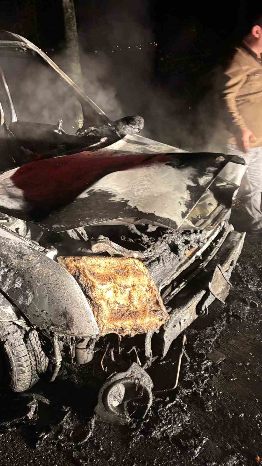 seyir-halindeki-hafif-ticari-arac-alev-topuna-dondu