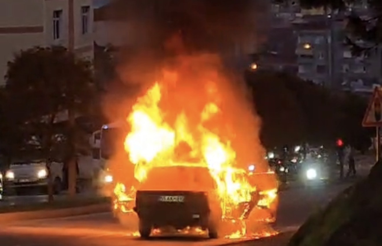 seyir-halindeki-otomobil-alev-alev-yandi