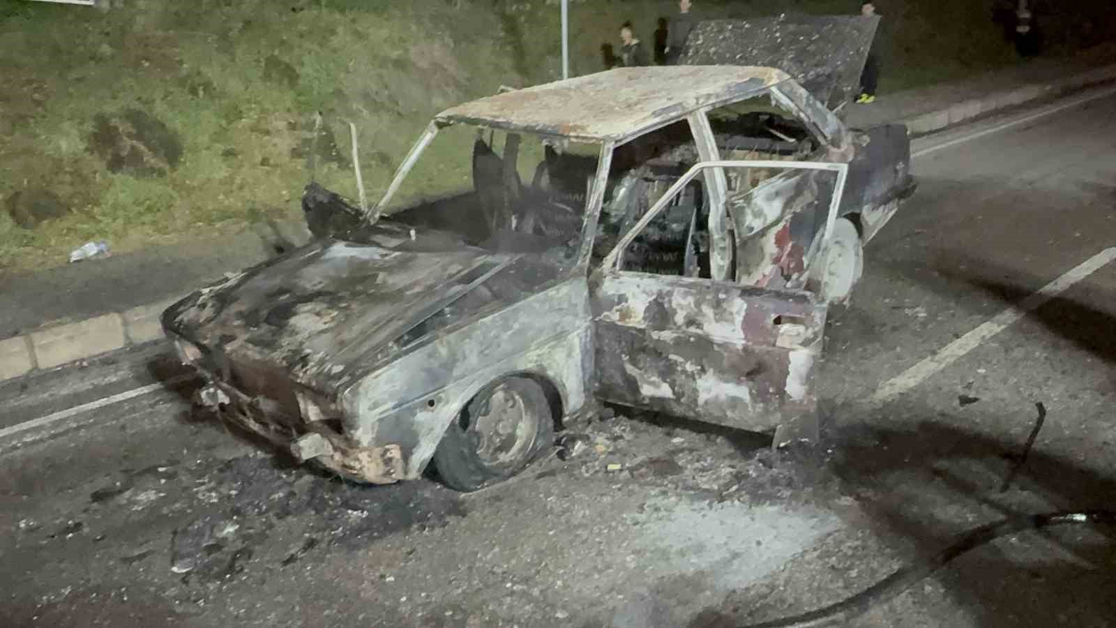 seyir-halindeki-otomobil-alev-alev-yandi