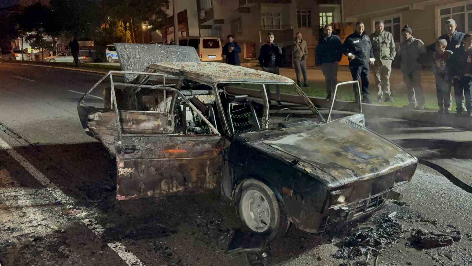 seyir-halindeki-otomobil-alev-alev-yandi