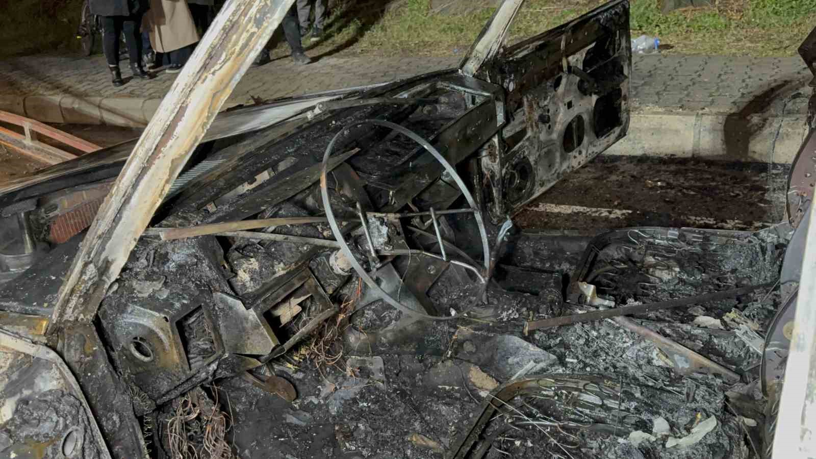 seyir-halindeki-otomobil-alev-alev-yandi