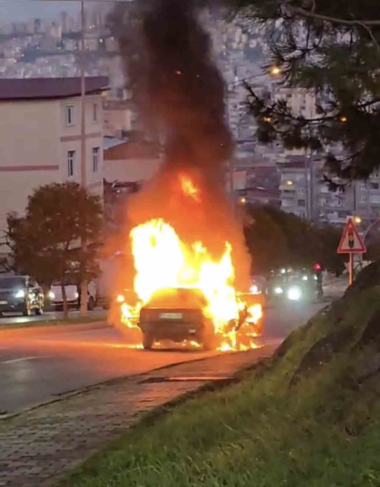 seyir-halindeki-otomobil-alev-alev-yandi