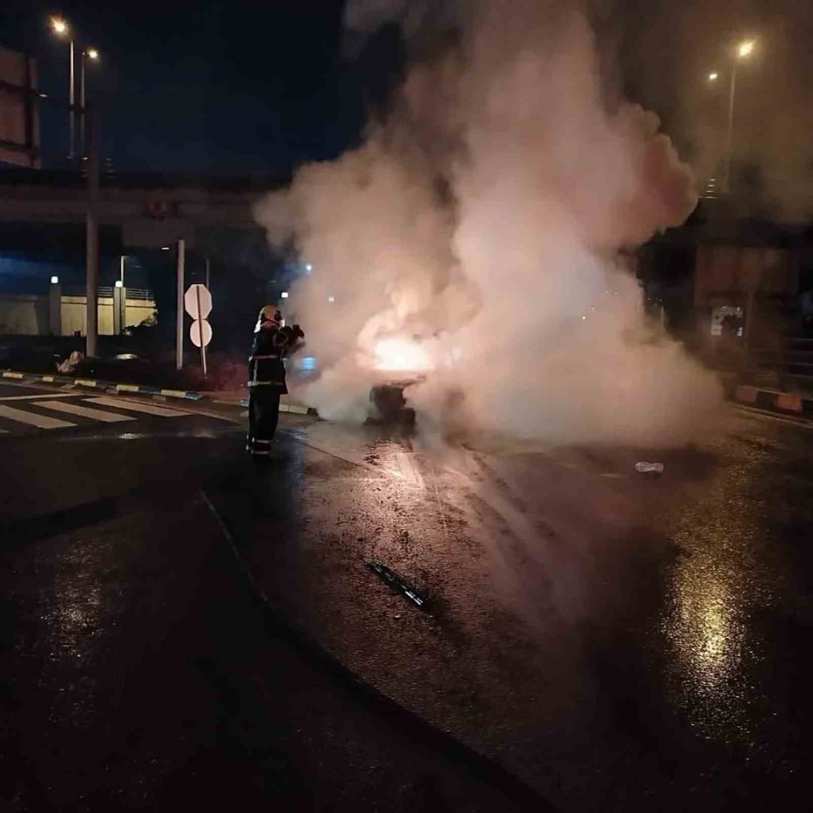 seyir-halindeki-tofas-alev-alev-yandi