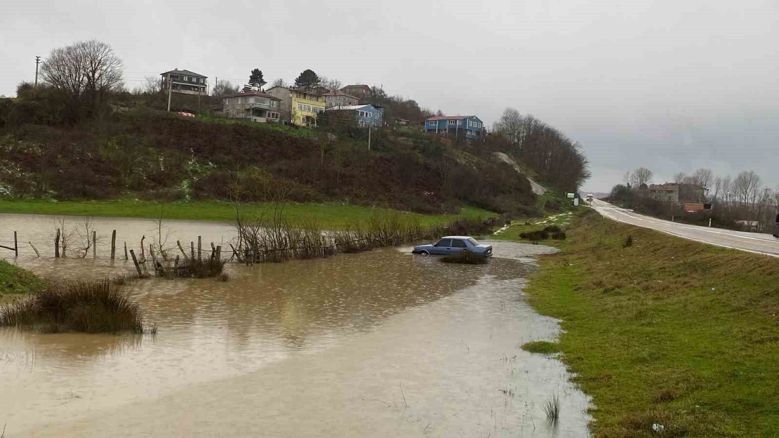 sinopta-kontrolden-cikan-otomobil-su-birikintisine-dustu