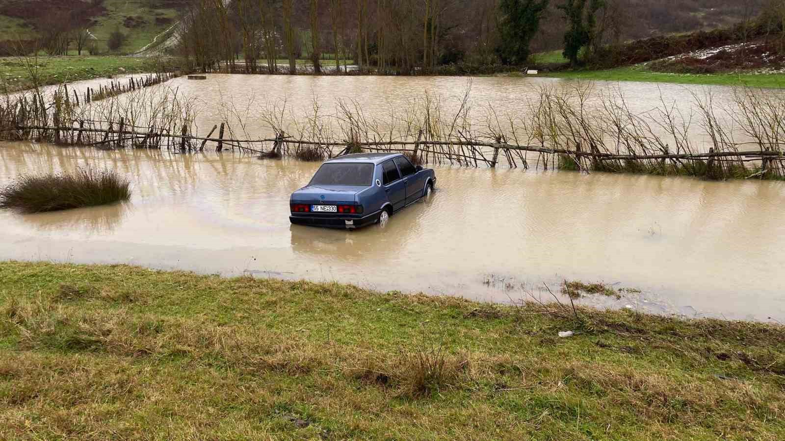 sinopta-kontrolden-cikan-otomobil-su-birikintisine-dustu