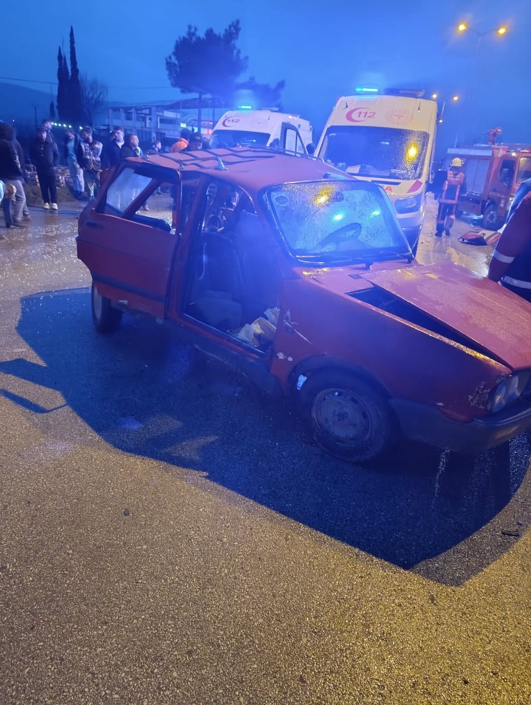 sinopta-servis-minibusu-ile-otomobil-carpisti-1-olu-10-yarali