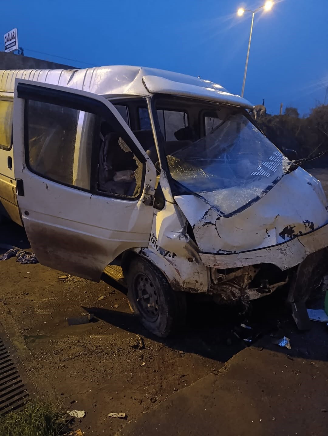 sinopta-servis-minibusu-ile-otomobil-carpisti-1-olu-10-yarali