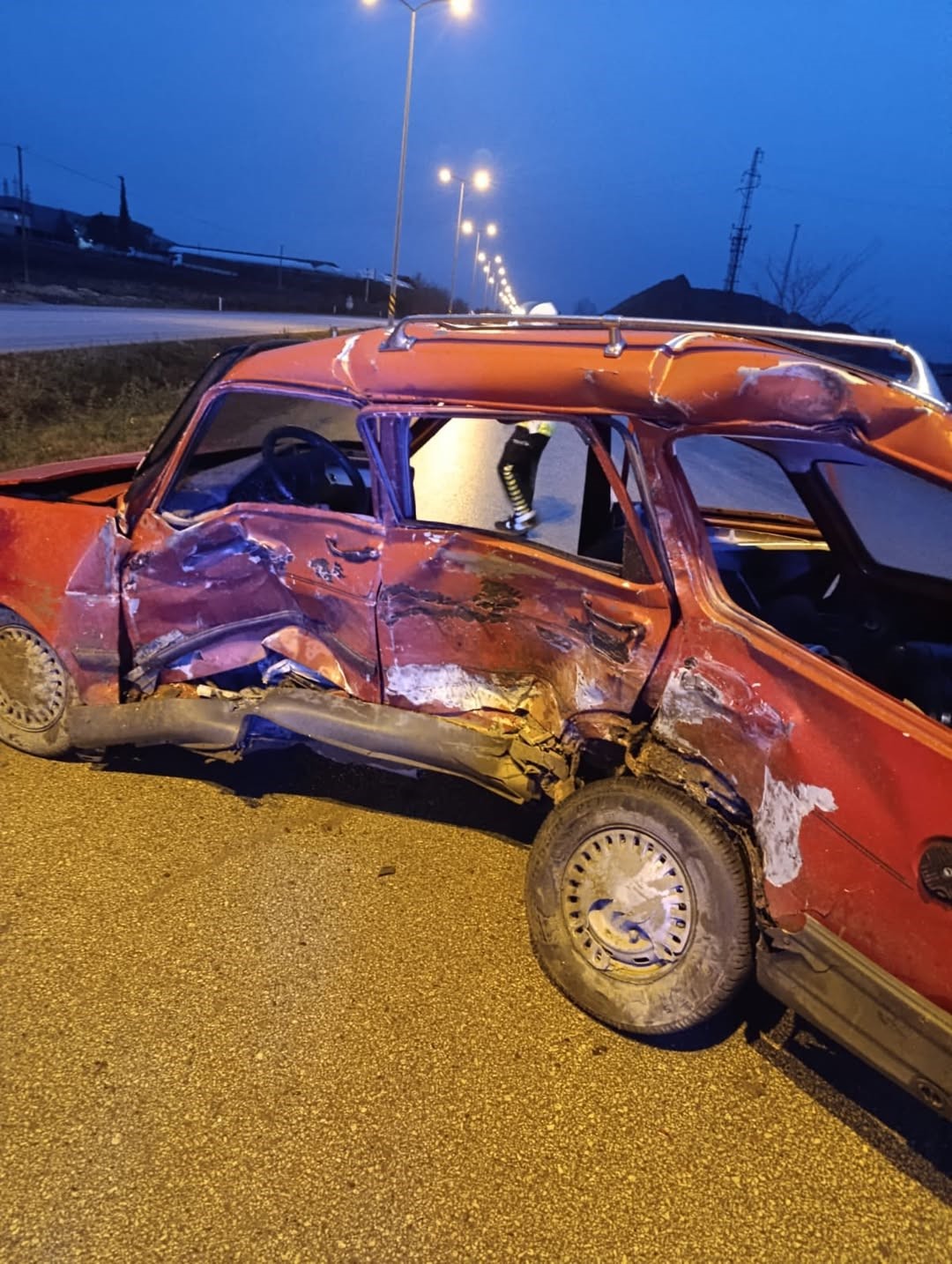 sinopta-servis-minibusu-ile-otomobil-carpisti-1-olu-10-yarali