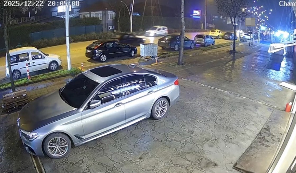 taksi-park-halindeki-otomobile-carpip-yan-yatti