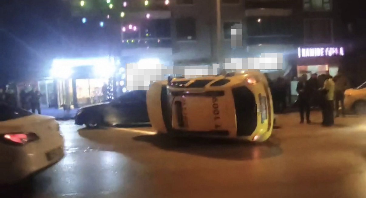 taksi-park-halindeki-otomobile-carpip-yan-yatti