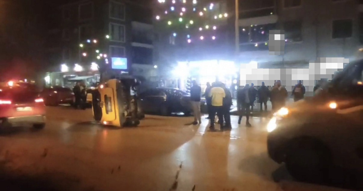 taksi-park-halindeki-otomobile-carpip-yan-yatti