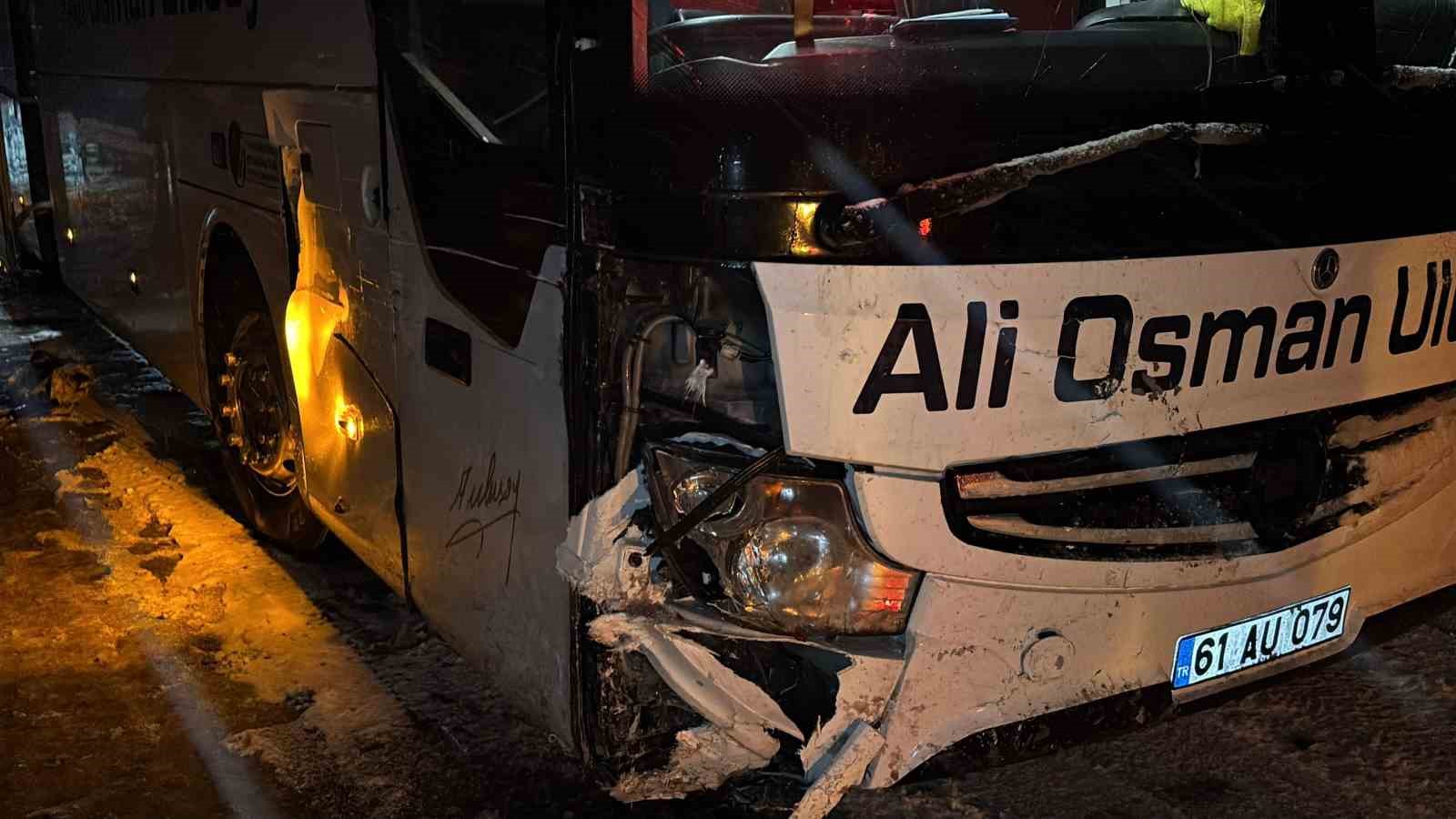 temin-bolu-gecisinde-ortalik-savas-alanina-dondu-7-arac-birbirine-carpti