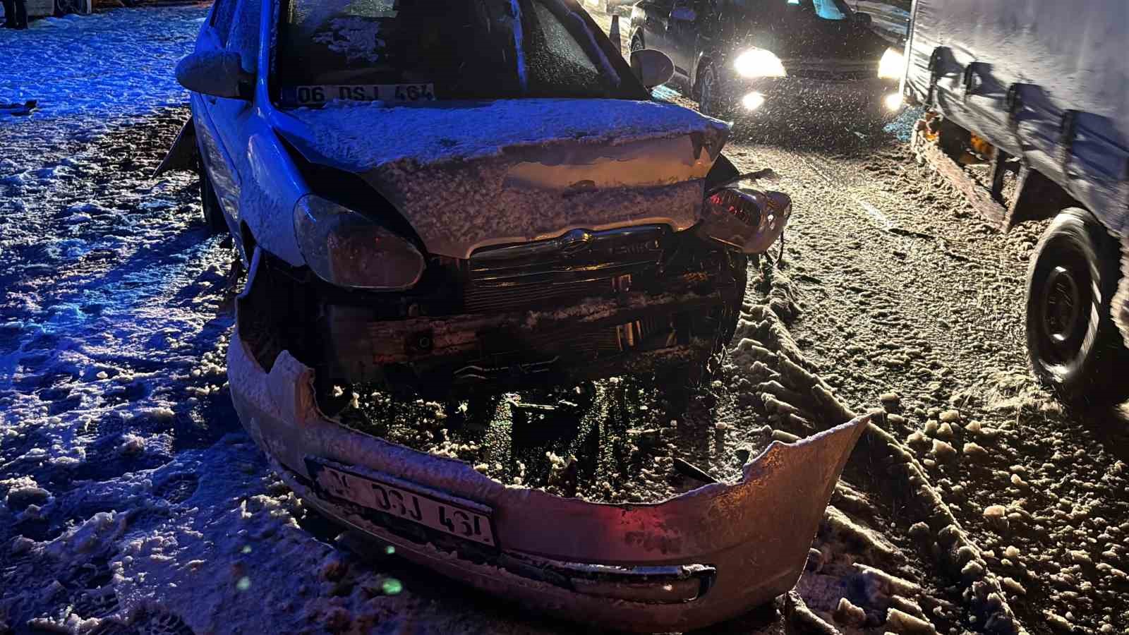 temin-bolu-gecisinde-ortalik-savas-alanina-dondu-7-arac-birbirine-carpti