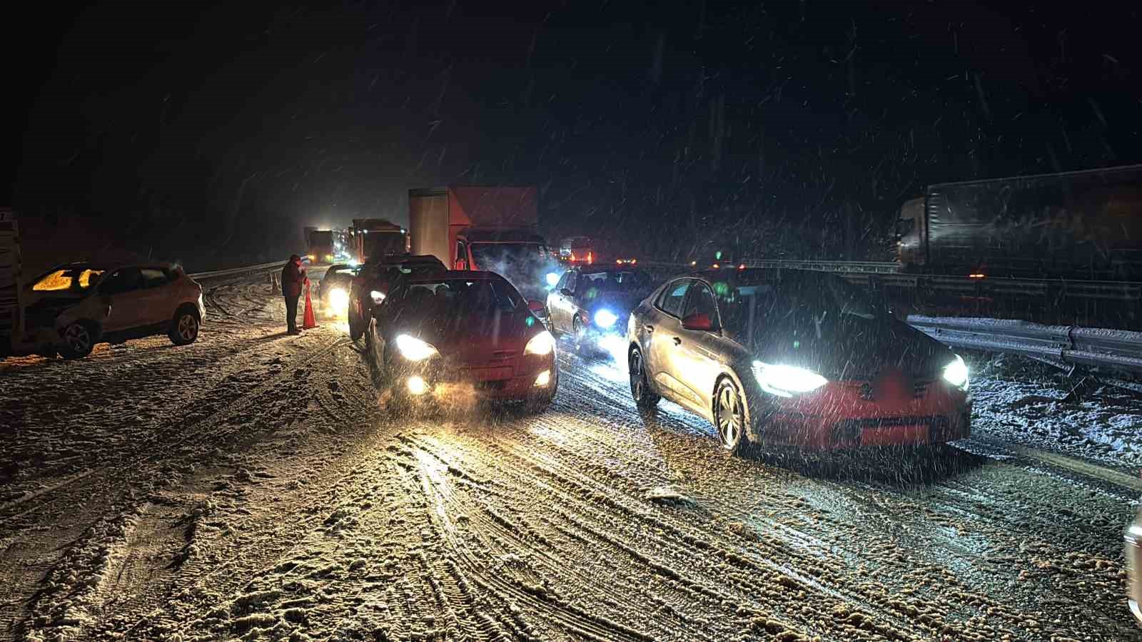 temin-bolu-gecisinde-ortalik-savas-alanina-dondu-7-arac-birbirine-carpti