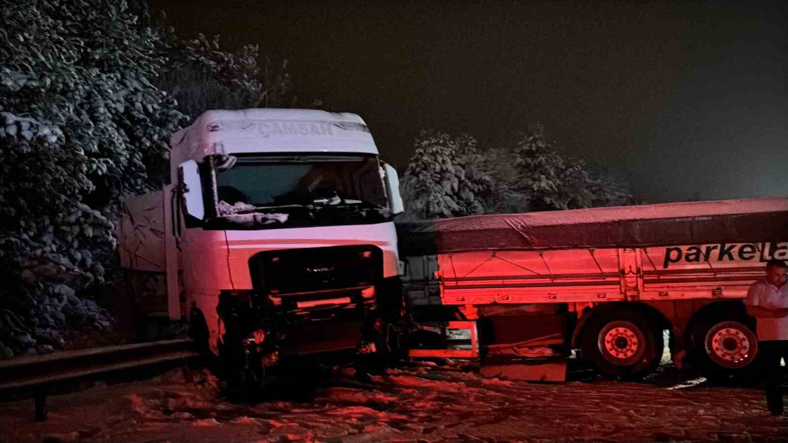 temin-bolu-gecisinde-ortalik-savas-alanina-dondu-7-arac-birbirine-carpti