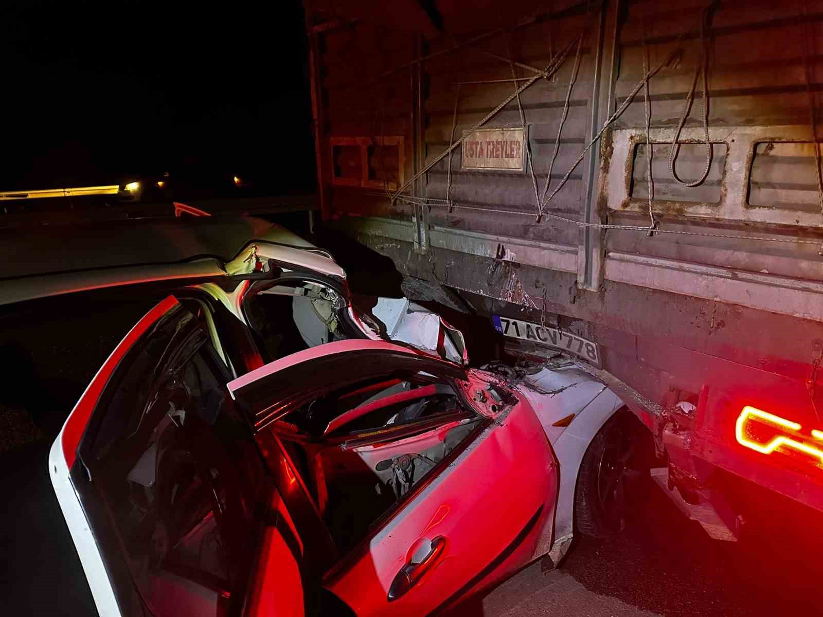 tira-carpan-otomobil-hurdaya-dondu-1-olu