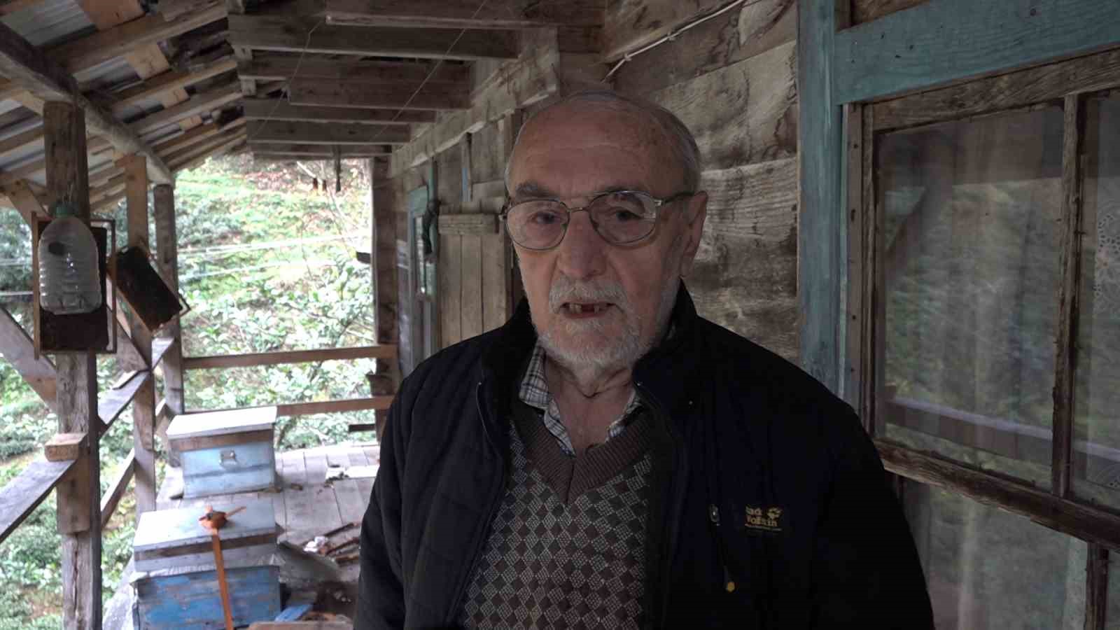 tirmandigi-balkonda-kovanlardaki-bali-yiyen-ayi-kameralara-yakalandi